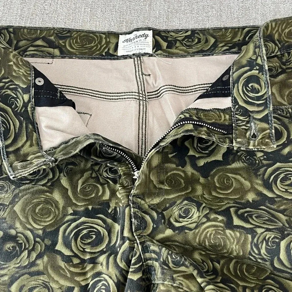 The Kennedy Denim Co Mens Green Printed Stone Rose Bermuda Shorts‎ Size 32 - Picture 9 of 11